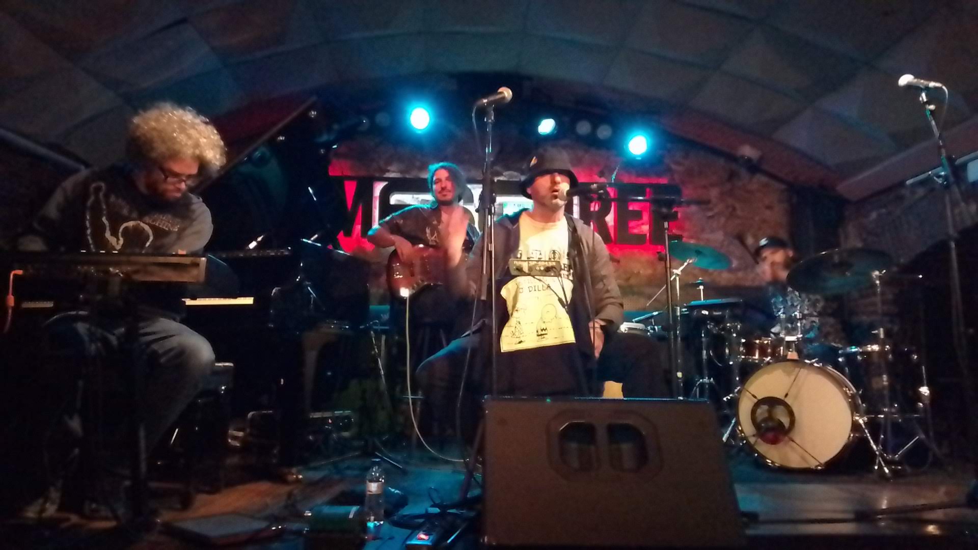 Frank Peralta performing live at El Anonimo